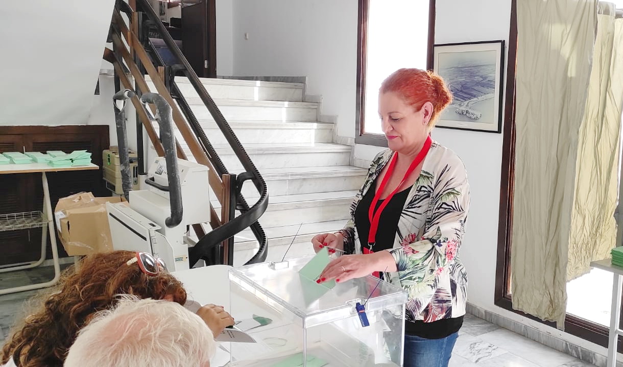 Maria Eugenia Rufino (PSOE) ha madrugado para votar “por un futuro mejor”.